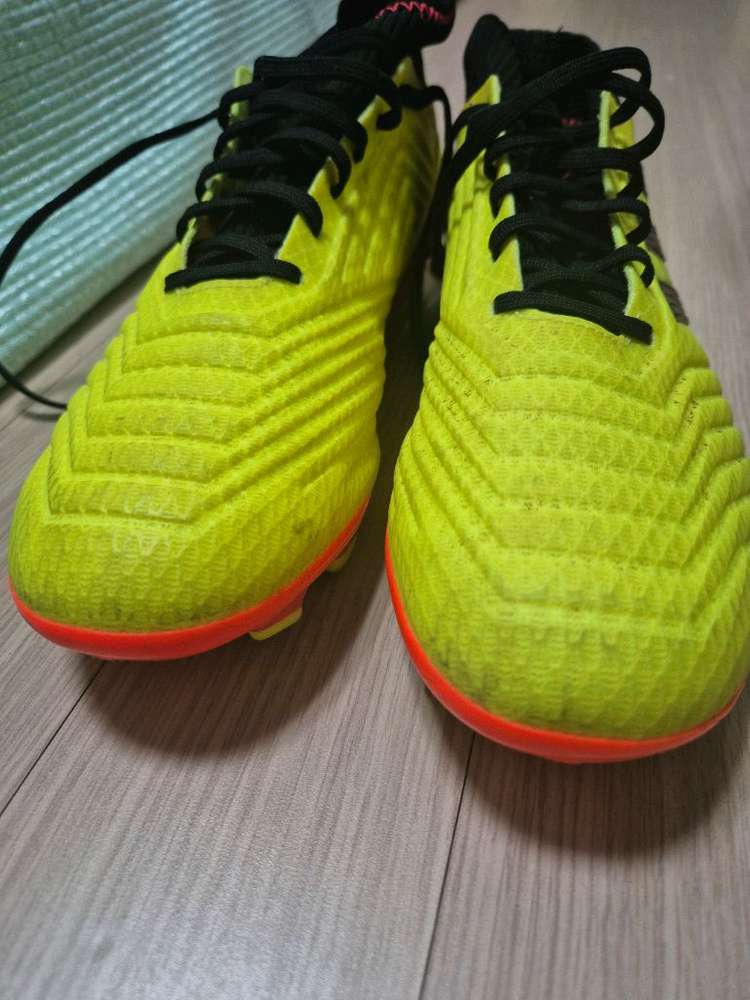 아디다스 프레데터 축구화 이미지