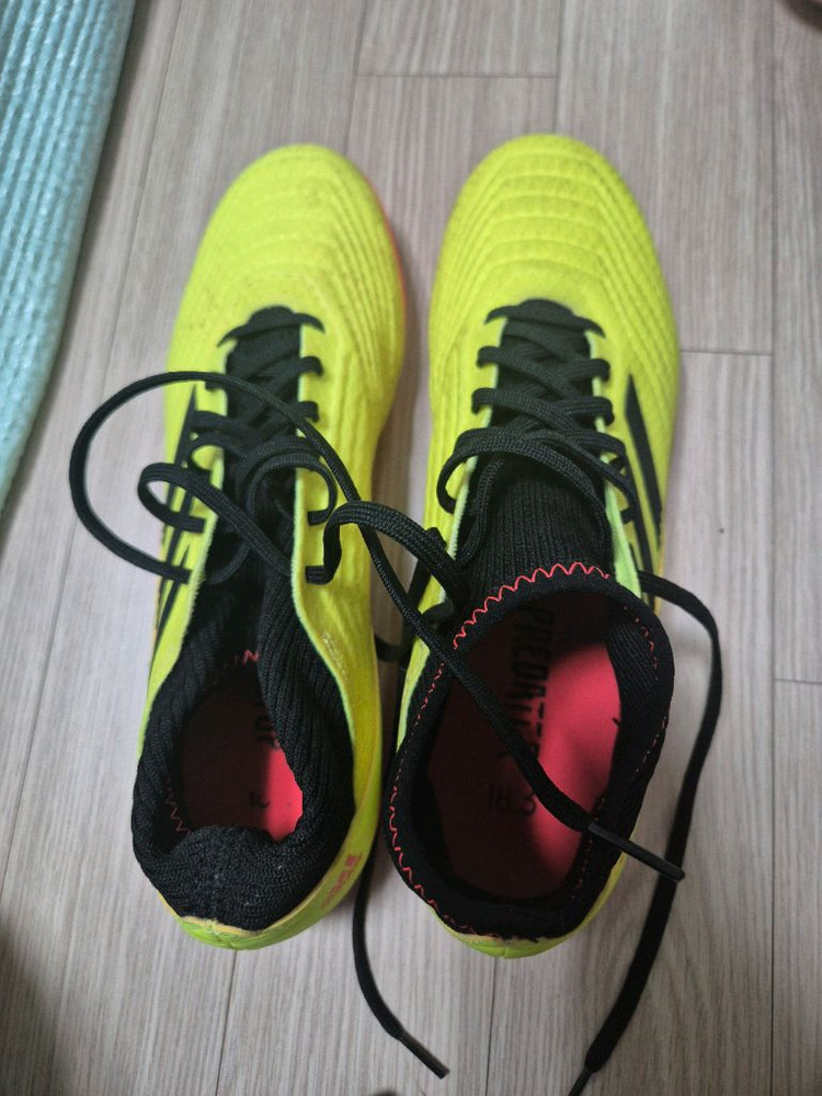 아디다스 프레데터 축구화 이미지