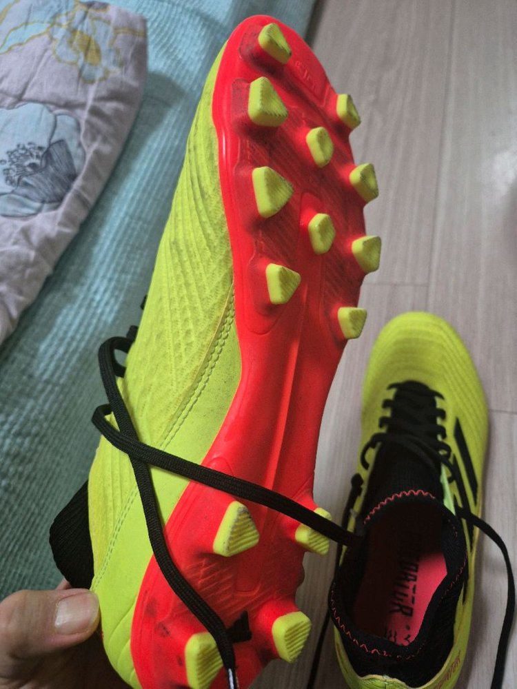 아디다스 프레데터 축구화 이미지