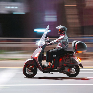 베스파GTS300 슈퍼스포츠 아크라포빅 이미지