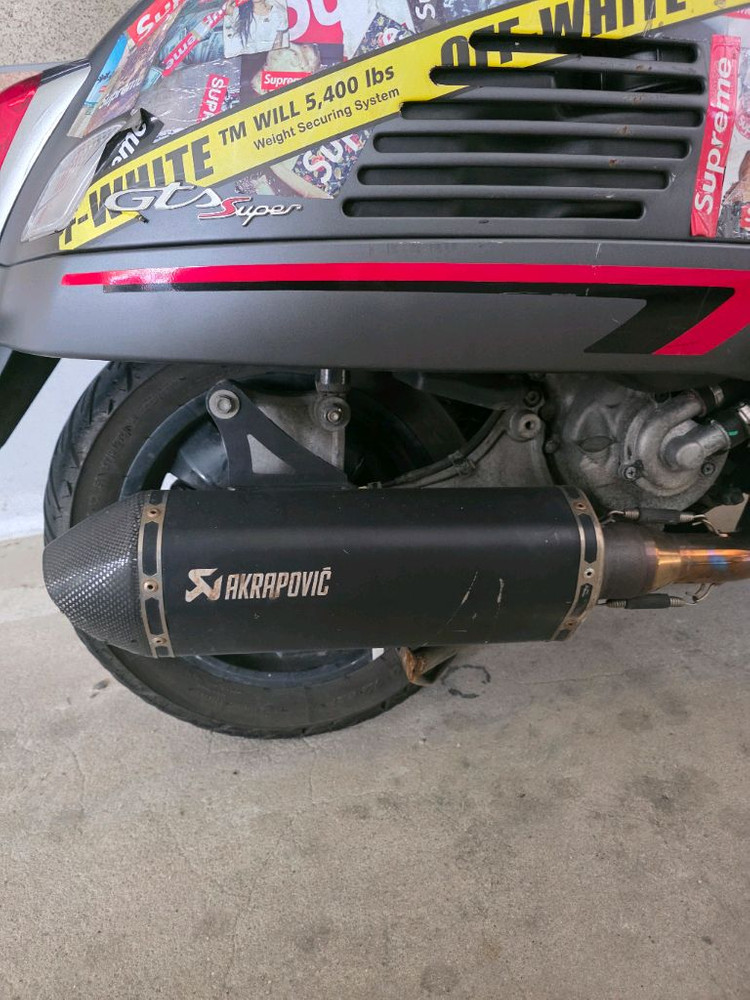 베스파GTS300 슈퍼스포츠 아크라포빅 이미지