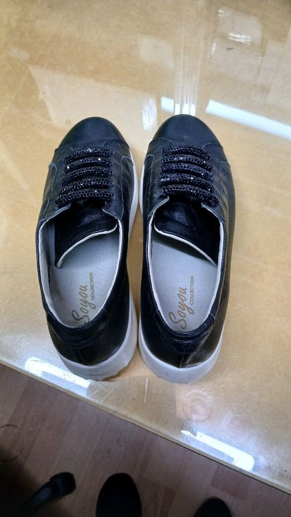 여성신발 소유 캐주얼 가죽 운동화 이미지