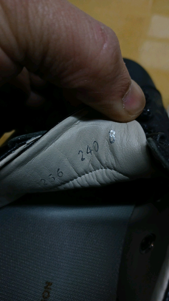 여성신발 소유 캐주얼 가죽 운동화 이미지