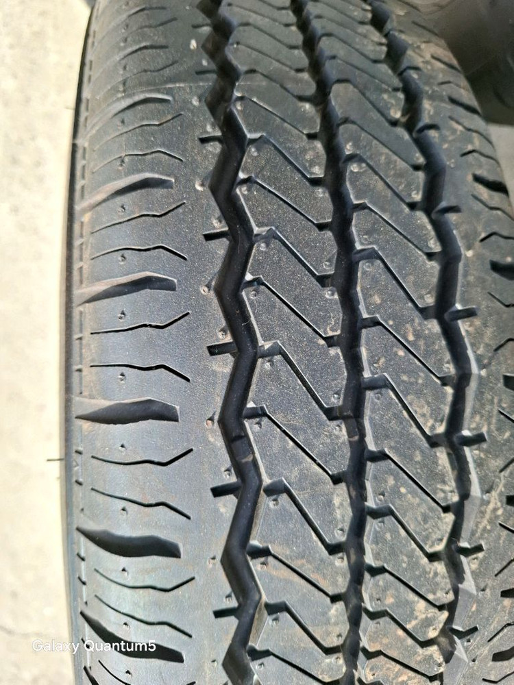 1957015 195/70R15 한국타이어 RA08 8P 신품 정품 팝니다 포터2앞타이어 이미지