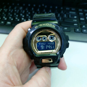 블랙 앤 골드 조합이 아주 멋있는 카시오 지샥 시계 이미지