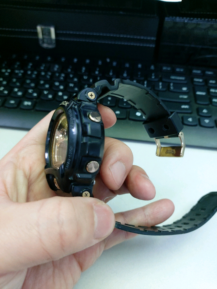 블랙 앤 골드 조합이 아주 멋있는 카시오 지샥 시계 이미지