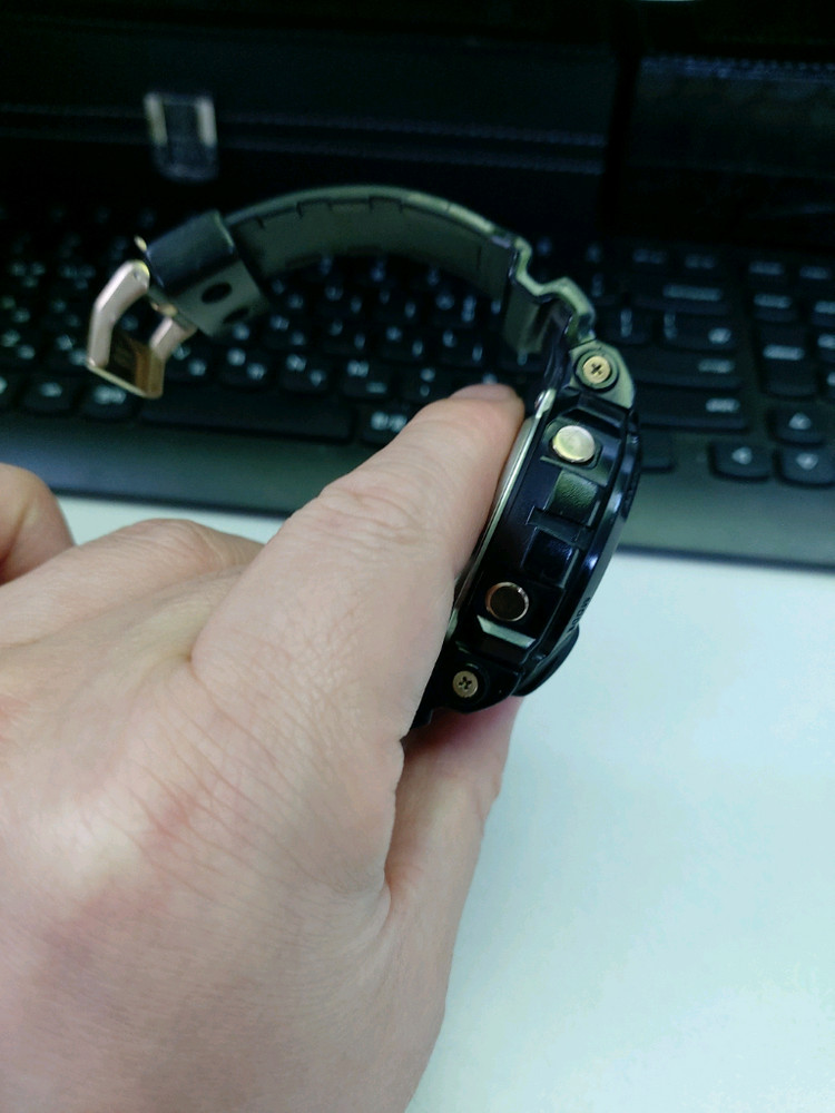 블랙 앤 골드 조합이 아주 멋있는 카시오 지샥 시계 이미지