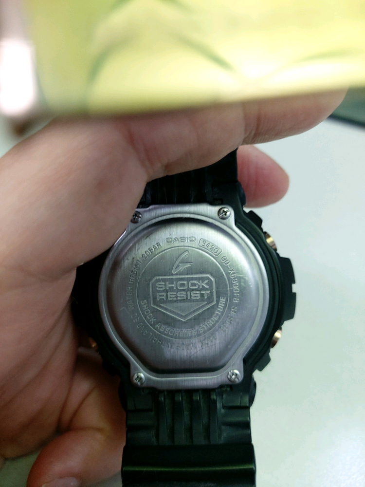 블랙 앤 골드 조합이 아주 멋있는 카시오 지샥 시계 이미지