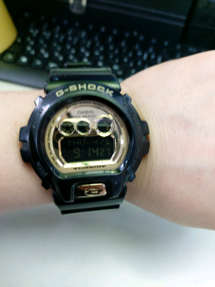 블랙 앤 골드 조합이 아주 멋있는 카시오 지샥 시계 이미지