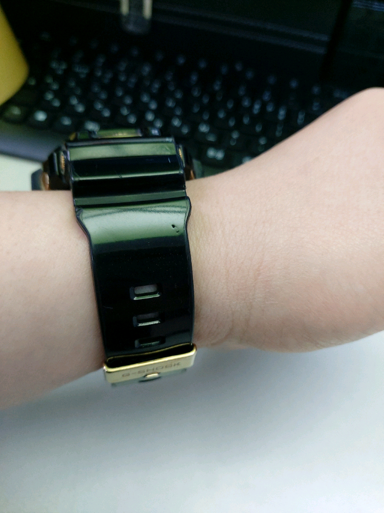 블랙 앤 골드 조합이 아주 멋있는 카시오 지샥 시계 이미지