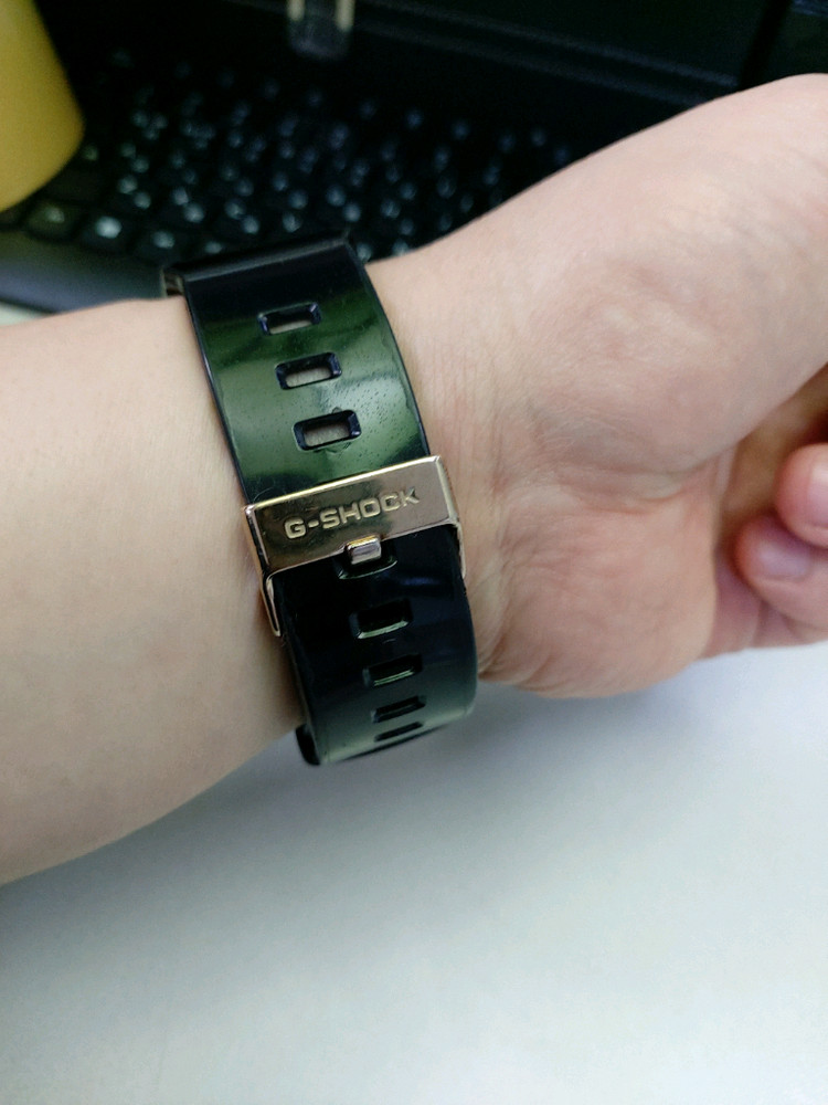 블랙 앤 골드 조합이 아주 멋있는 카시오 지샥 시계 이미지