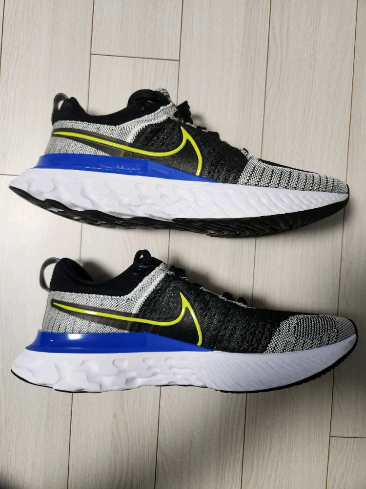 나이키 운동화 리액트 인피니티 런 플라이니트 2 사이버 레이서 블루 러닝화 사이즈 280헬스장에서만 신어서 깨끗해요 이미지