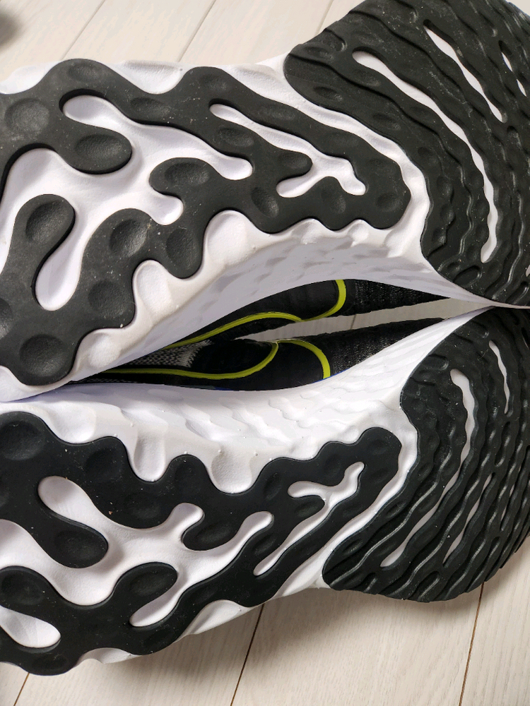 나이키 운동화 리액트 인피니티 런 플라이니트 2 사이버 레이서 블루 러닝화 사이즈 280헬스장에서만 신어서 깨끗해요 이미지