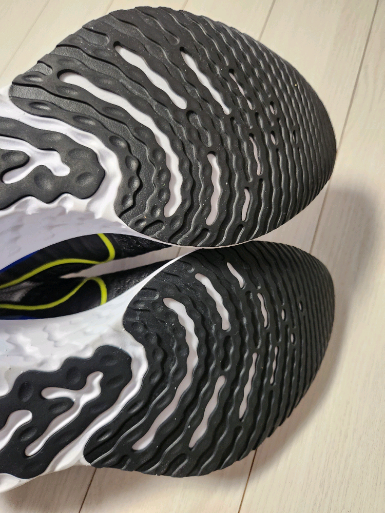 나이키 운동화 리액트 인피니티 런 플라이니트 2 사이버 레이서 블루 러닝화 사이즈 280헬스장에서만 신어서 깨끗해요 이미지