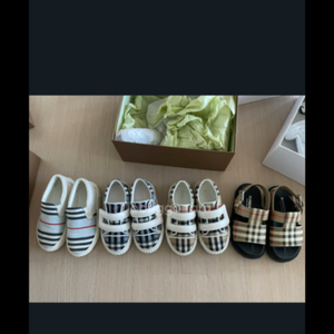 버버리칠드런 버버리키즈 버버리스니커즈 버버리운동화 이미지