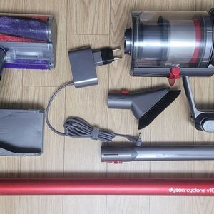 깨끗하게 세척한 다이슨 무선 청소기 V10 풀세트(43분 연속동작) 이미지