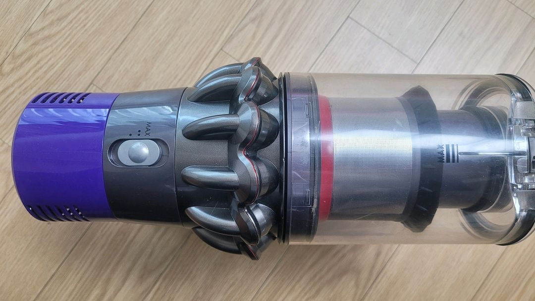 깨끗하게 세척한 다이슨 무선 청소기 V10 풀세트(43분 연속동작) 이미지