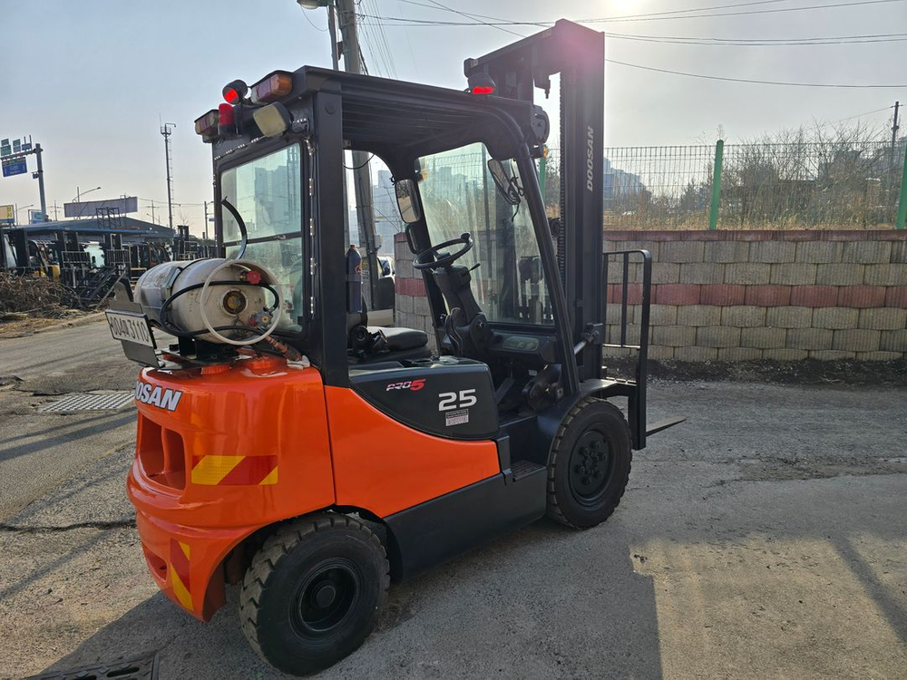 2.5톤 지게차 3단 LPG지게차 두산 차량상태좋음 이미지