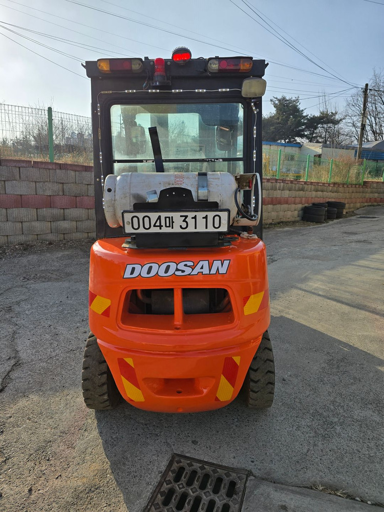 2.5톤 지게차 3단 LPG지게차 두산 차량상태좋음 이미지