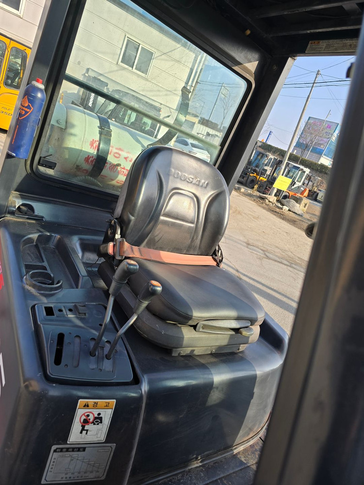 2.5톤 지게차 3단 LPG지게차 두산 차량상태좋음 이미지