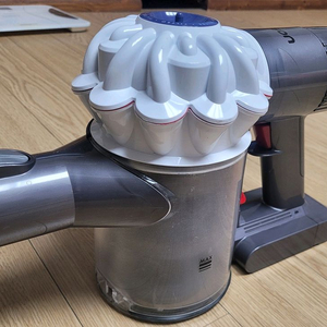 깨끗하게 세척한 다이슨 V6 무선 청소기 본체(방전) 이미지