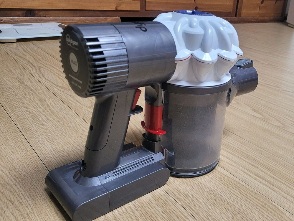 깨끗하게 세척한 다이슨 V6 무선 청소기 본체(방전) 이미지