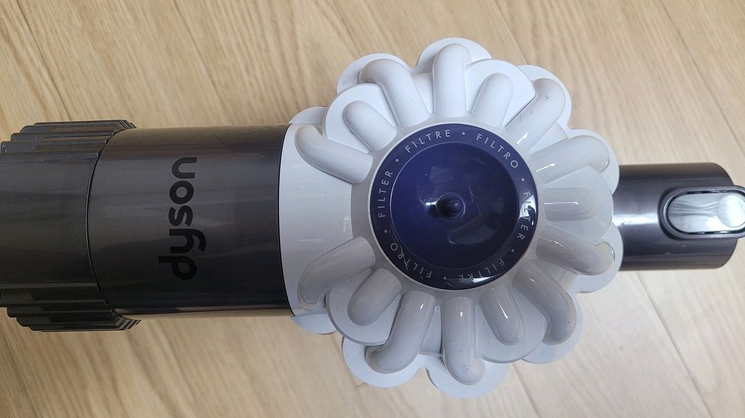 깨끗하게 세척한 다이슨 V6 무선 청소기 본체(방전) 이미지