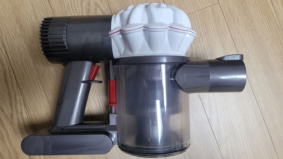 깨끗하게 세척한 다이슨 V6 무선 청소기 본체(방전) 이미지