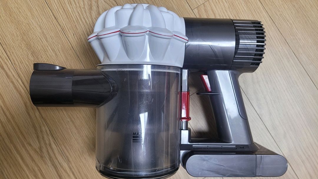 깨끗하게 세척한 다이슨 V6 무선 청소기 본체(방전) 이미지