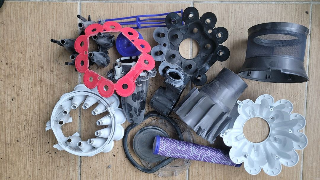 깨끗하게 세척한 다이슨 V6 무선 청소기 본체(방전) 이미지