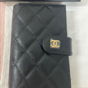 샤 퀼팅 여권지갑 이미지