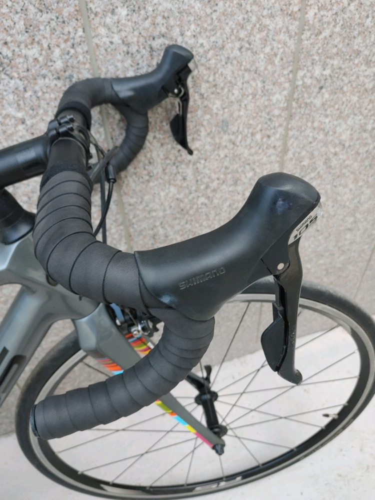 상태좋은 18년 포커스 이자르코 레이스 풀 105 카본 로드자전거 s사이즈 팔아요. 이미지