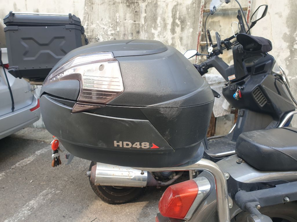 오토바이 탑박스 두가지 이미지