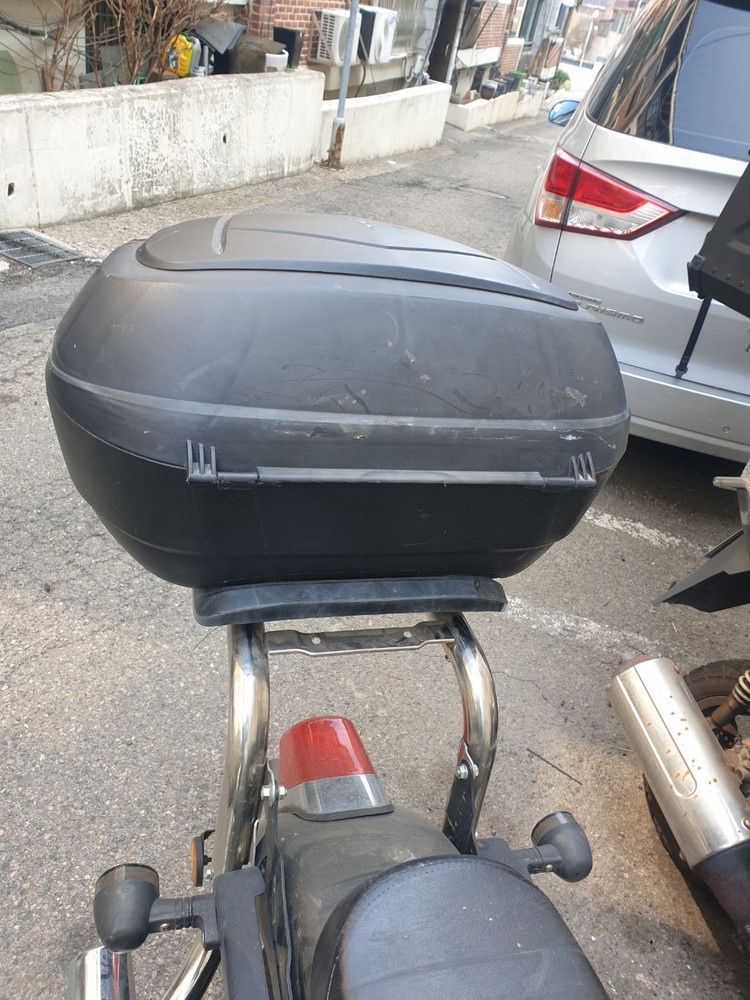 오토바이 탑박스 두가지 이미지