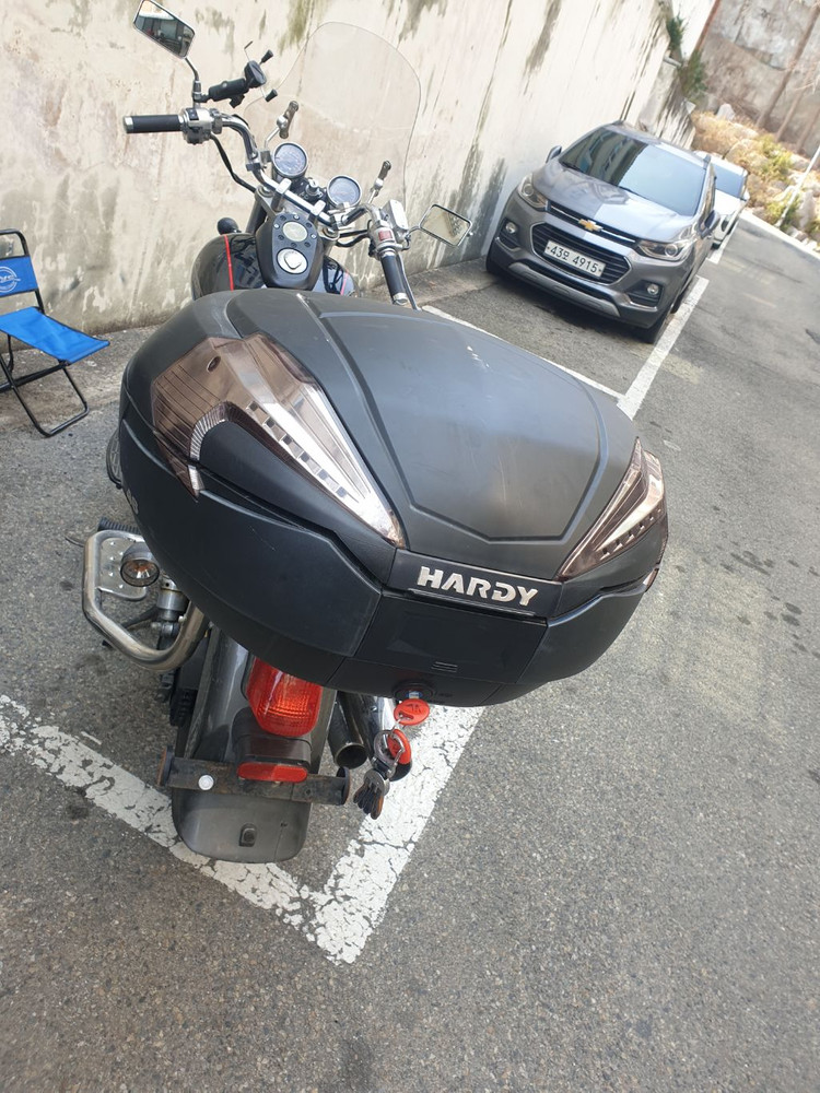 오토바이 탑박스 두가지 이미지