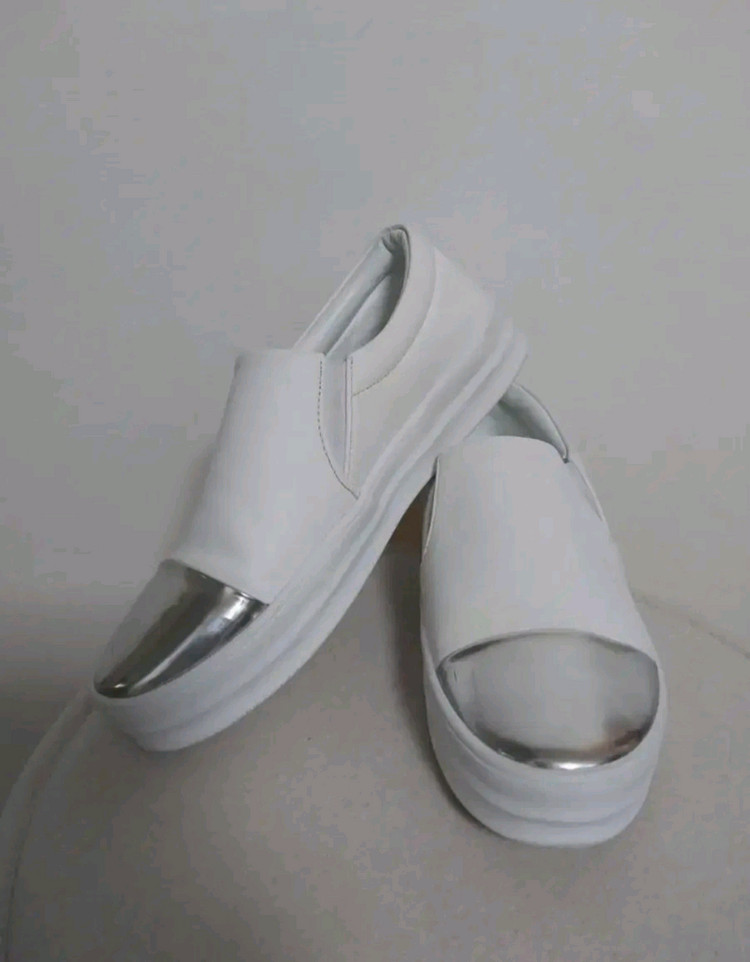 여성 씨고 메탈 화이트 슬립온 , 캐주얼화 (245) 이미지