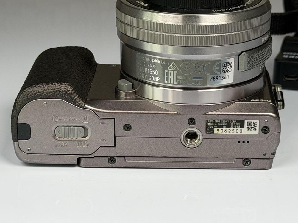 소니 A5100 브라운 미러리스 카메라 이미지