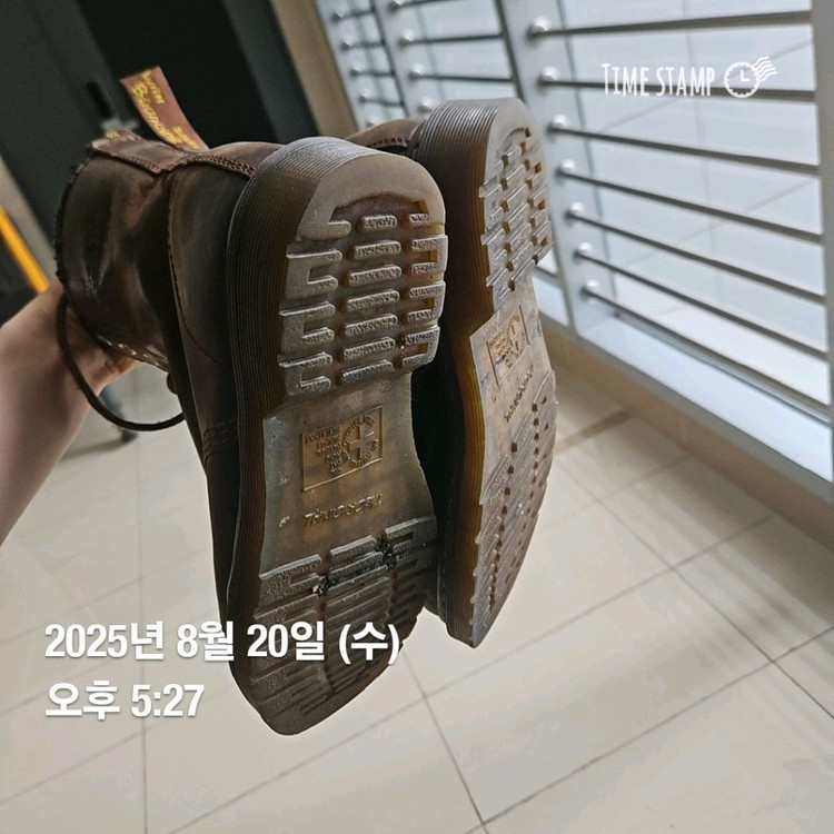 닥터마틴 1460 브라운 8홀 이미지