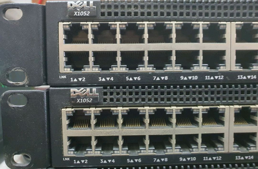 DELL X1052 모델의 48포트 기가비트 스위치 허브입니다 이미지