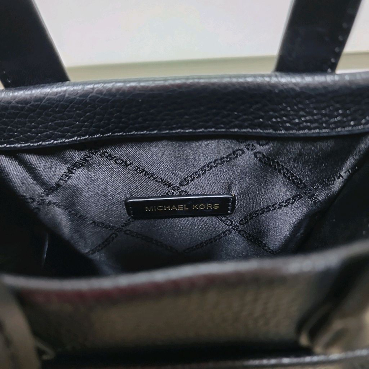 마이클코어스 소가죽 미니 크로스바디백 이미지