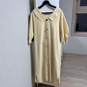 모에(MOE) 버튼 포인트 카라 니트 롱 원피스 이미지