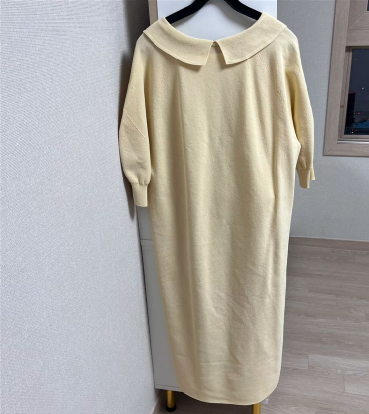 모에(MOE) 버튼 포인트 카라 니트 롱 원피스 이미지