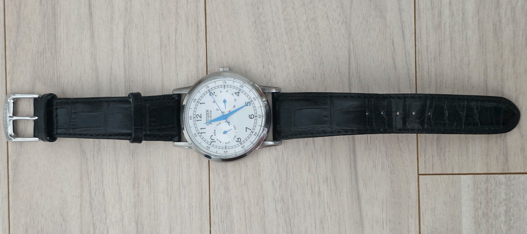 시티즌 (CITIZEN) 부엉이 흰판 블루핸즈 데이 & 데이트 솔라 에코드라이버 시계 이미지