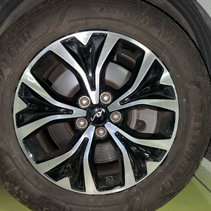 카니발 4세대 KA4 18인치 순정 휠 타이어 이미지