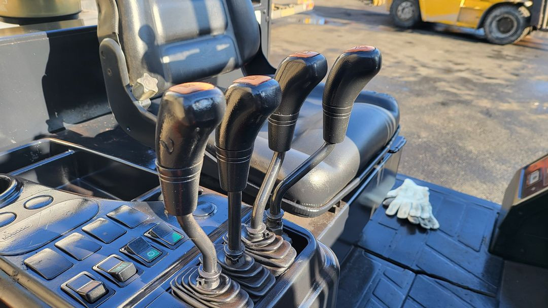 두산 7톤 편개식 자동발 습식브레이크 디젤지게차 이미지