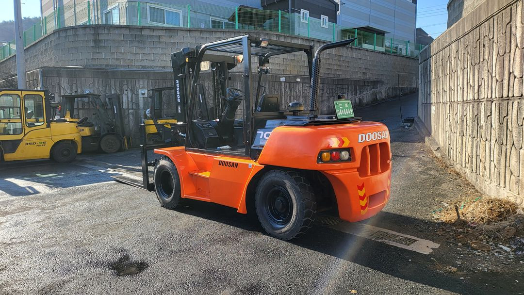 두산 7톤 편개식 자동발 습식브레이크 디젤지게차 이미지