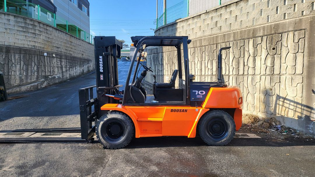 두산 7톤 편개식 자동발 습식브레이크 디젤지게차 이미지