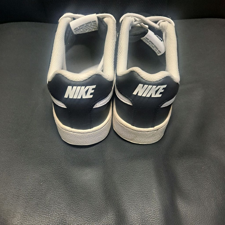 나이키 코트 로얄 스니커즈 이미지