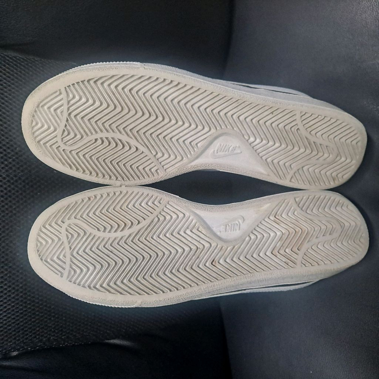 나이키 코트 로얄 스니커즈 이미지