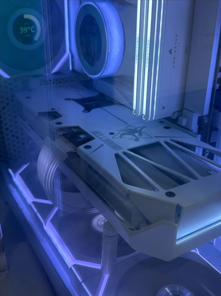 RX 9070 XT 그래픽카드 화이트 이미지